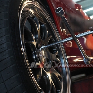 Pengencangan baut roda