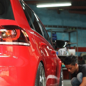 Crew REV Engineering memasang belt 