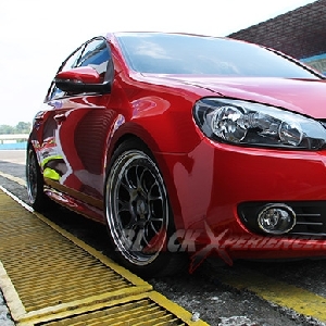 Persiapan track day di depan paddock