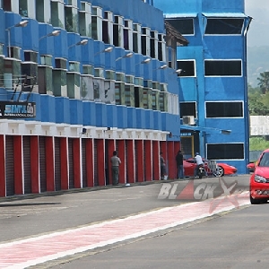 Masuk pit stop (paddock)