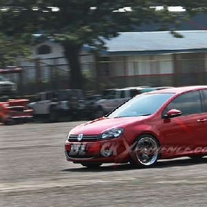 Menguji akselerasi, namun tidak maksimal mengingat aspal lcin dan berbatu