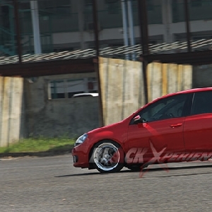 Menguji akselerasi, namun tidak maksimal mengingat aspal lcin dan berbatu