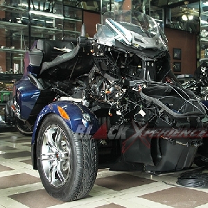 Harley-Davidson Trike sedang dipasang Whalen