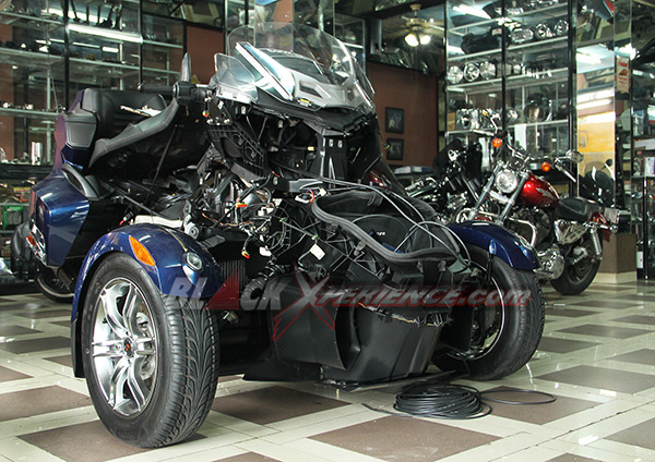 Harley-Davidson Trike sedang dipasang Whalen