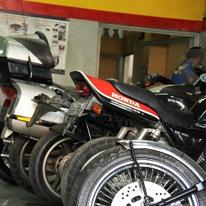 Jajaran motor gede di area workshop