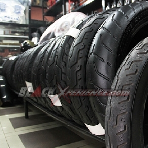 Jajaran koleksi ban di store area D+J Motospot