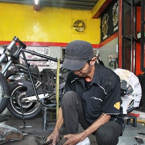 Crew D+J Motospot sedang mengerjakan custom body