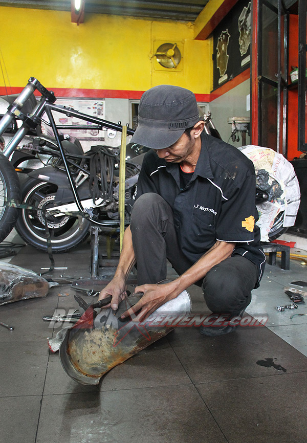 Crew D+J Motospot sedang mengerjakan custom body