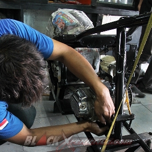 Proses fitting bracket mesin