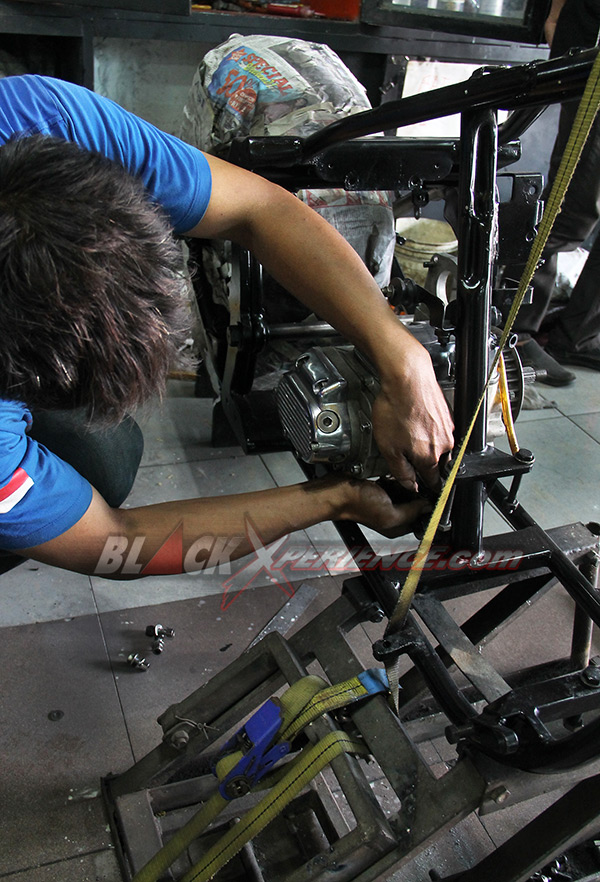 Proses fitting bracket mesin