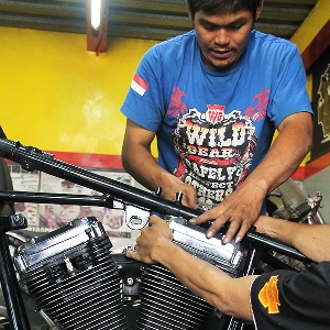 Proses kelanjutan fitting mesin adalah penyesuaian head cylinder