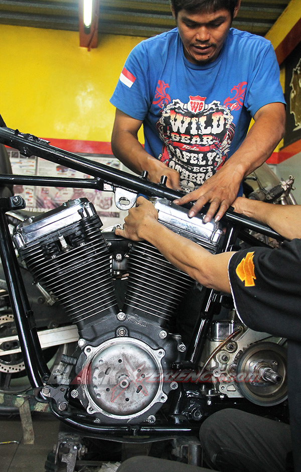 Proses kelanjutan fitting mesin adalah penyesuaian head cylinder