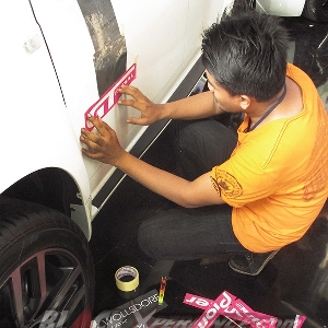 Pengemalan cutting sticker di bodi eksterior