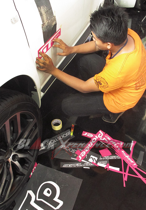 Pengemalan cutting sticker di bodi eksterior