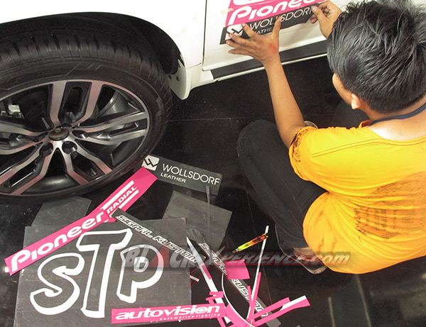 Pengemalan cutting sticker di bodi eksterior