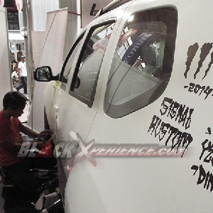 Salah satu crew sedang menyelesaikan airbrush logo brand