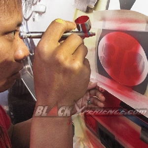 Proses airbrush sedang berlangsung