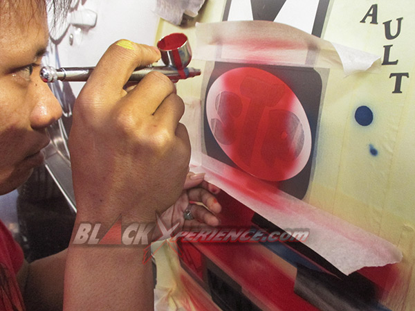 Proses airbrush sedang berlangsung