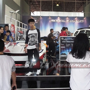 Aktivitas pengunjung di booth Signal Kustom Built