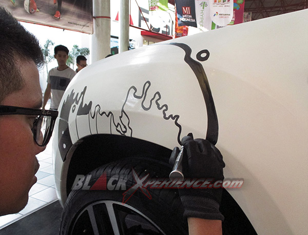 Bagian depan atas fender mulai digambar