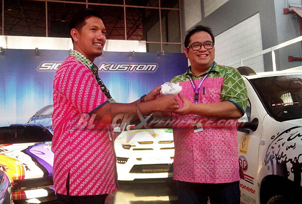 Alfin (kiri) perwaklan Dyandra, Ario Soerjo (kanan) perwakilan Renault Indonesia