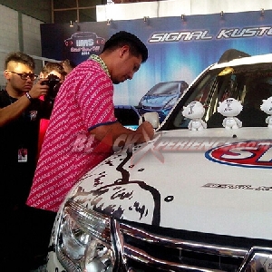 Alfin perwakilan Dyandra melakukan penadantanganan di atas kap mesin Renault Duster