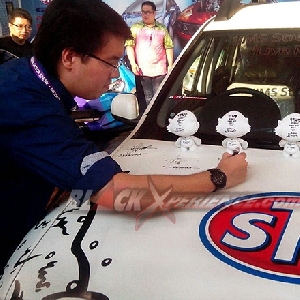 Stanley, perwakilan STP melakukan proses tanda tangan di atas kap mesin Renault Duster