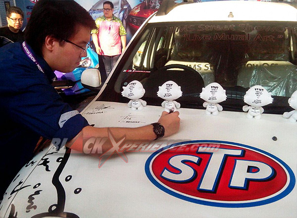 Stanley, perwakilan STP melakukan proses tanda tangan di atas kap mesin Renault Duster
