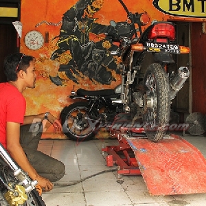 Bobby, builder bersiap membongkar motor