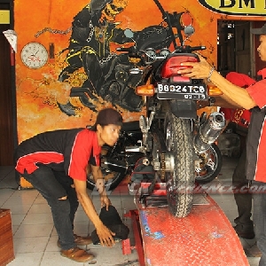 Bobby dan timnya sedang membongkar bodi