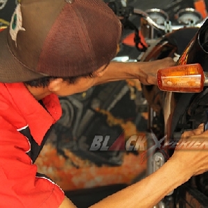 Bobby dan timnya sedang membongkar bodi