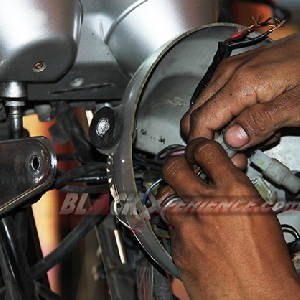 Soket kabel-kabel lampu dilepas dari tempatnya