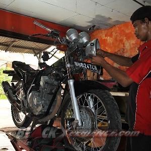Soket kabel-kabel lampu dilepas dari tempatnya