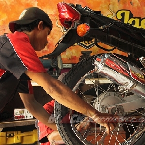 Tim BMT membuka baut as roda