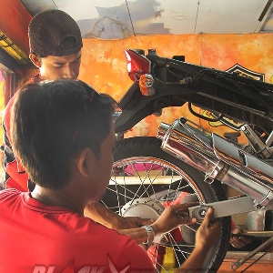 Bobby dan tim membongkar roda