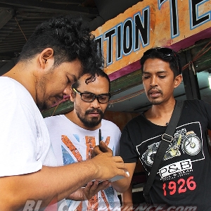 Diskusi soal konsep antara pemilik motor dan Bobby, builder