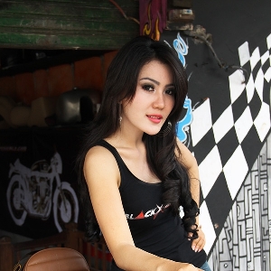 Cheria Vasti berpose disalah satu motor karya BMT