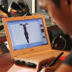 Konsentrasi dalam menggambar, dibantu dengan gambar referensi dari Yahdi dan Gege, pemilik motor