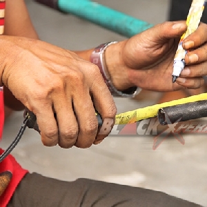 Sebelum di roll, besi untuk rangka dipastikan terlebih dahulu ukurannya