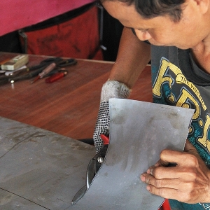 Setelah di mal di karton, plat dipotong mengikuti ukuran polanya