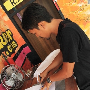 Bobby memastikan pola bodi rancangannya ke plat sebelum dipotong