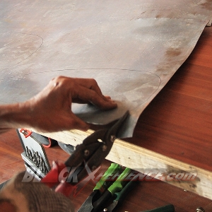 Crew BMT memtong plat untuk bodi