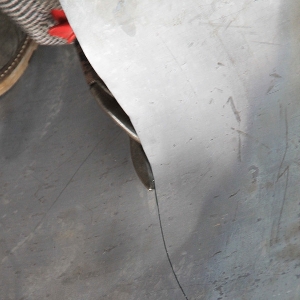 Crew BMT memtong plat untuk bodi