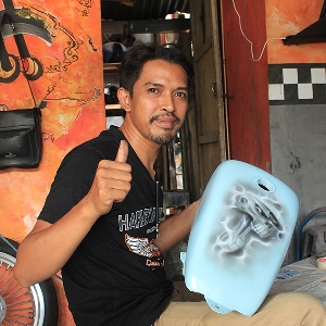 Bobby, builder berpose selesai mengecat airbrush