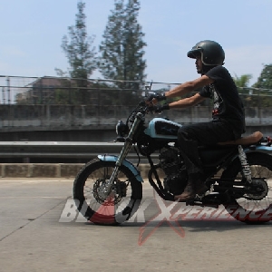 Bobby menguji kelaikan kendaraan