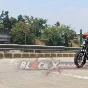 Bobby menguji kelaikan kendaraan
