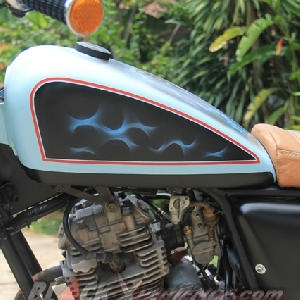 Corak unik airbrush di sisi samping tangki
