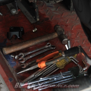 Peralatan kerja sudah disiapkan untuk proses peraktian Yamaha Scorpio Japs Style Enduro Klasik