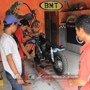 Crew siap melakukan tugas perakitan