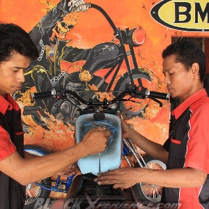 Baut tangki sedang dipasang 